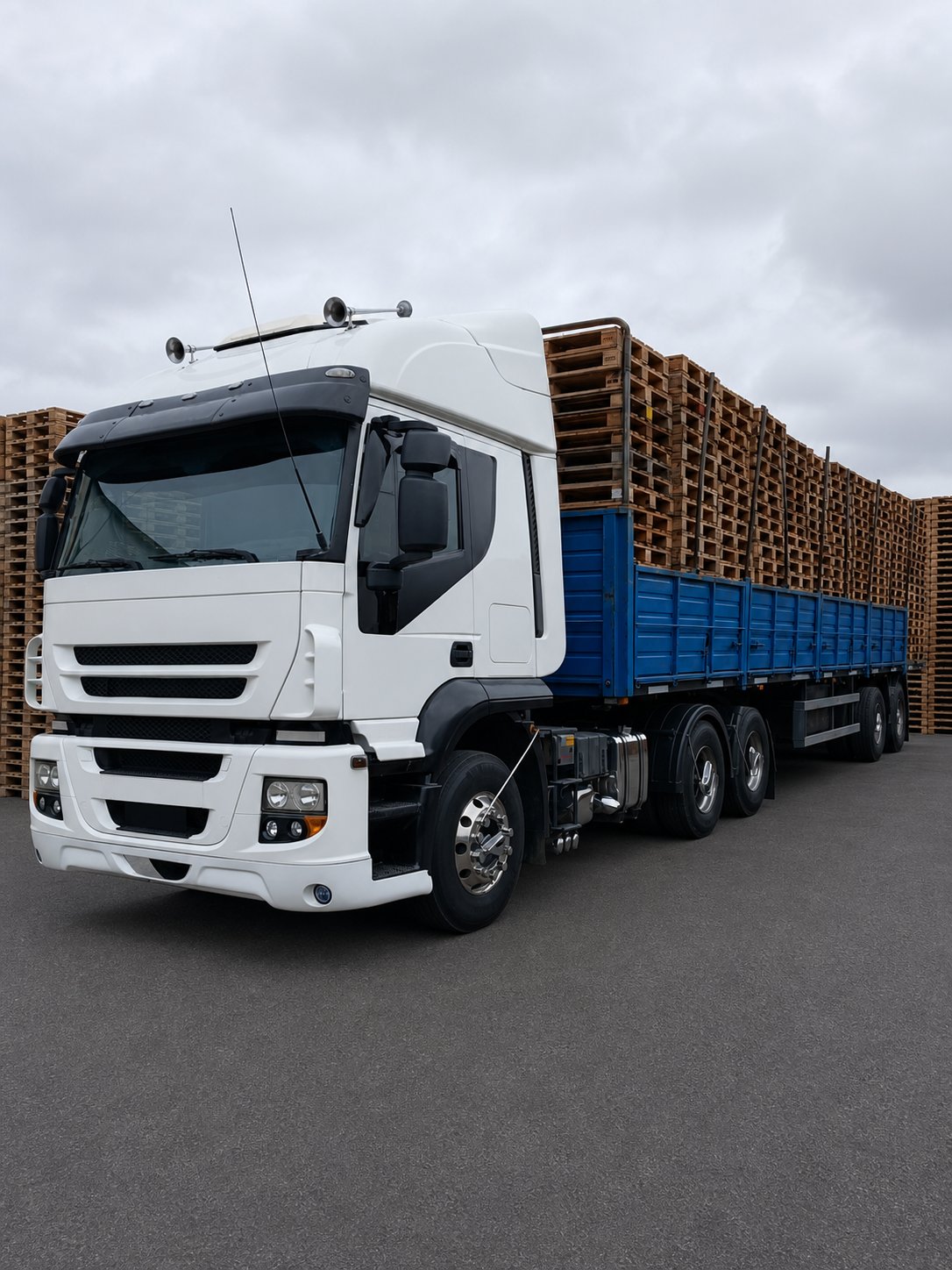 Camión de Mazbar Group cargado con pallets de madera